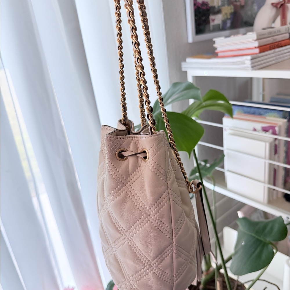 Tory Burch Cream Quilted Crossbody Bag with Gold Chain - Picture 12 of 13